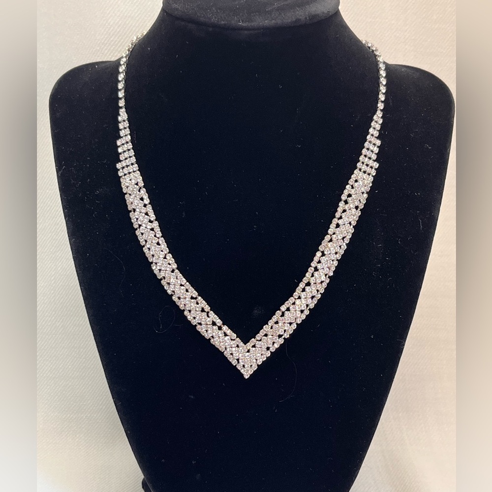 Silver Sparkle V-Shaped Necklace